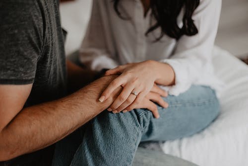 “婚外恋”其实它就是男人外遇，女人出轨的简单代名词
